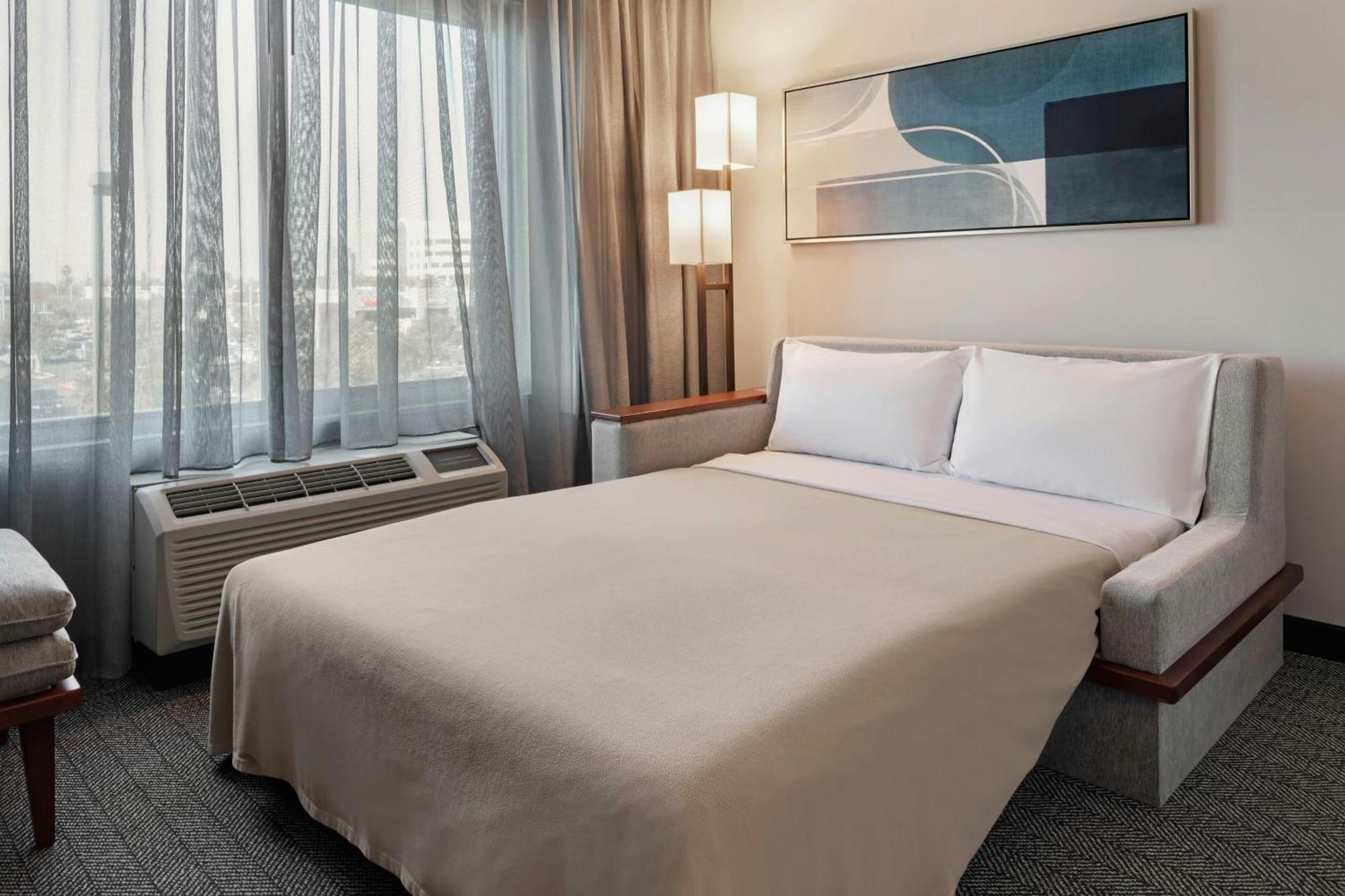 Courtyard Long Beach Airport Екстер'єр фото